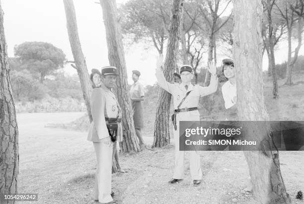 Saint-Tropez, France, avril 1982 --- Louis DE FUNES et Michel GALABRU, tous deux en tenue de gendarme, sur le tournage du film "Le gendarme et les...