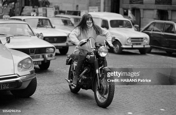 Paris, France, 22 novembre 1972 --- Jane BIRKIN, actrice et chanteuse britannique francophone, au guidon de sa moto anglaise, une Triumph 650 cc,...