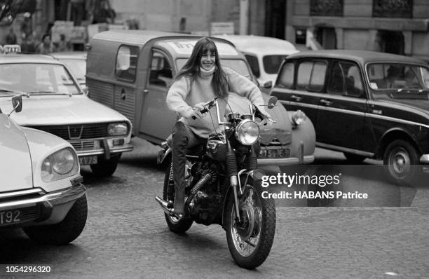 Paris, France, 22 novembre 1972 --- Jane BIRKIN, actrice et chanteuse britannique francophone, au guidon de sa moto anglaise, une Triumph 650 cc,...