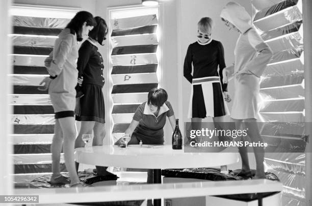 Londres, Royaume-Uni, 16 juin 1966 --- Rendez-vous avec la couturière britannique Mary QUANT, créatrice de la minijupe, qui a été promue Officier de...