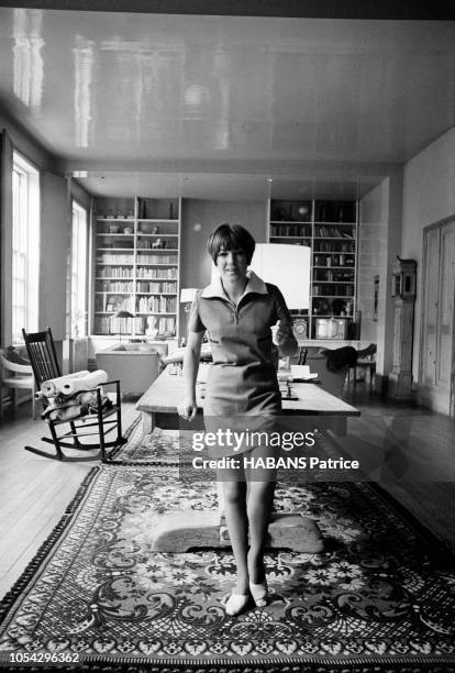 Londres, Royaume-Uni, 16 juin 1966 --- Rendez-vous avec la couturière britannique Mary QUANT, créatrice de la minijupe, qui a été promue Officier de...