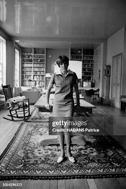 Londres, Royaume-Uni, 16 juin 1966 --- Rendez-vous avec la couturière britannique Mary QUANT, créatrice de la minijupe, qui a été promue Officier de...