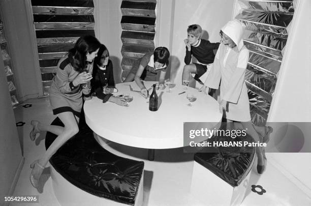 Londres, Royaume-Uni, 16 juin 1966 --- Rendez-vous avec la couturière britannique Mary QUANT, créatrice de la minijupe, qui a été promue Officier de...