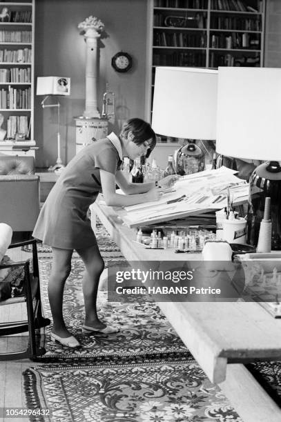 Londres, Royaume-Uni, 16 juin 1966 --- Rendez-vous avec la couturière britannique Mary QUANT, créatrice de la minijupe, qui a été promue Officier de...