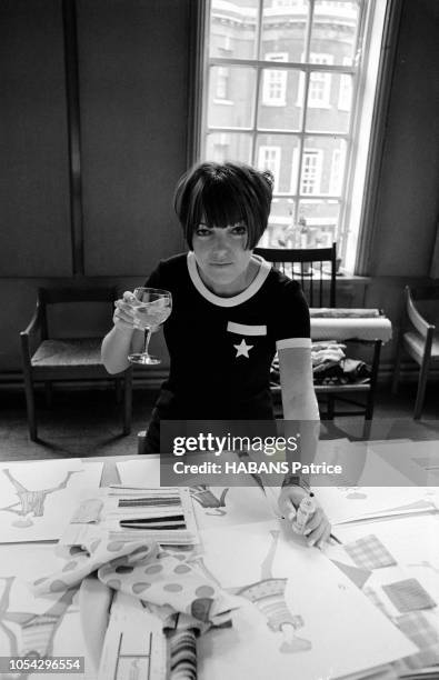 Londres, Royaume-Uni, 16 juin 1966 --- Rendez-vous avec la couturière britannique Mary QUANT, créatrice de la minijupe, qui a été promue Officier de...