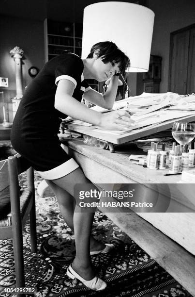 Londres, Royaume-Uni, 16 juin 1966 --- Rendez-vous avec la couturière britannique Mary QUANT, créatrice de la minijupe, qui a été promue Officier de...