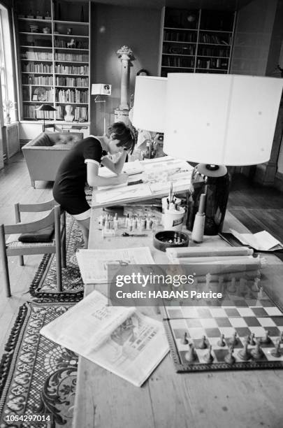 Londres, Royaume-Uni, 16 juin 1966 --- Rendez-vous avec la couturière britannique Mary QUANT, créatrice de la minijupe, qui a été promue Officier de...