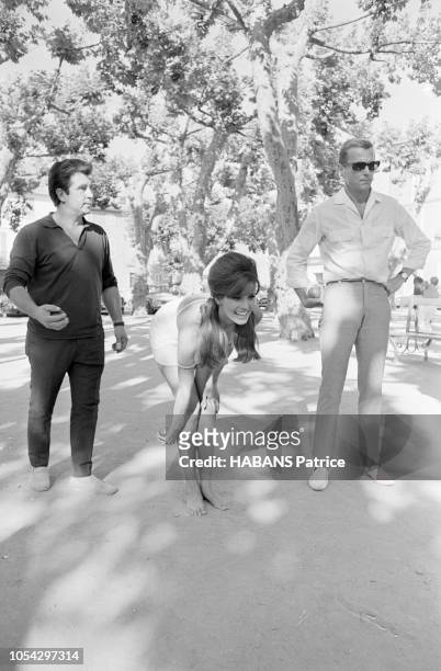 Saint-Tropez, France, juillet 1966 --- Rendez-vous avec l'actrice américaine Raquel WELCH, en tournage à Saint-Tropez pour le film "La bande à...