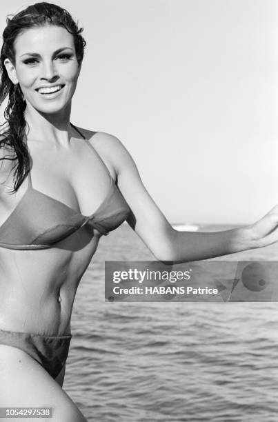 Saint-Tropez, France, juillet 1966 --- Rendez-vous avec l'actrice américaine Raquel WELCH, en tournage à Saint-Tropez pour le film "La bande à...