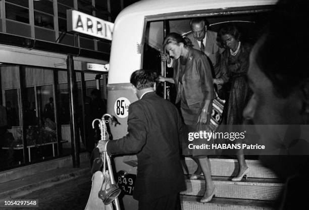 Le 10 septembre 1959 --- Arrivée d'Ingrid BERGMAN dans un aéroport. Ici, descendant de l'autobus, aidée d'un homme, tenant dans son autre main un...