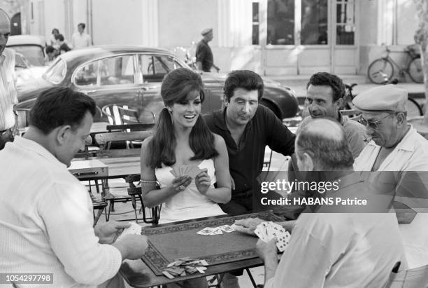 Saint-Tropez, France, juillet 1966 --- Rendez-vous avec l'actrice américaine Raquel WELCH, en tournage à Saint-Tropez pour le film "La bande à...