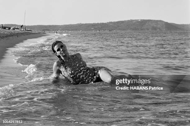 Saint-Tropez, France, juillet 1966 --- Rendez-vous avec l'actrice américaine Raquel WELCH, en tournage à Saint-Tropez pour le film "La bande à...