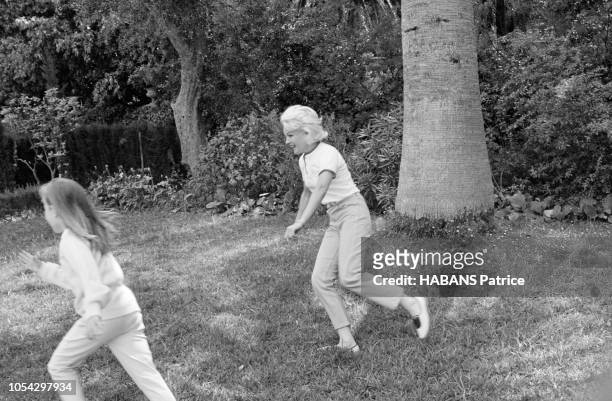 Villefranche-sur-Mer, France, juin 1965 --- L'actrice américaine Carroll BAKER a loué pour trois mois la villa "Le petit rocher", où elle passe en...