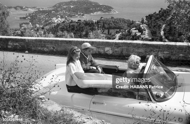 Villefranche-sur-Mer, France, juin 1965 --- L'actrice américaine Carroll BAKER a loué pour trois mois la villa "Le petit rocher", où elle passe en...