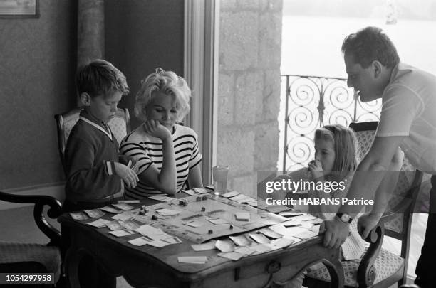 Villefranche-sur-Mer, France, juin 1965 --- L'actrice américaine Carroll BAKER a loué pour trois mois la villa "Le petit rocher", où elle passe en...