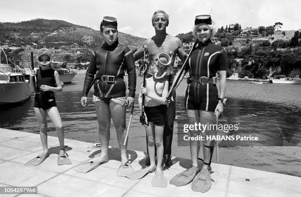 Villefranche-sur-Mer, France, juin 1965 --- L'actrice américaine Carroll BAKER a loué pour trois mois la villa "Le petit rocher", où elle passe en...