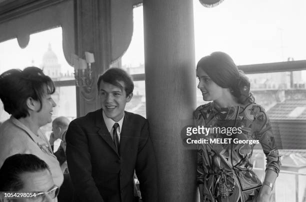 Paris, France - Juin 1965 - Salvatore ADAMO et REGINE au restaurant "La Tour d'Argent". REGINE à gauche, ADAMO au centre et une femme à droite debout...