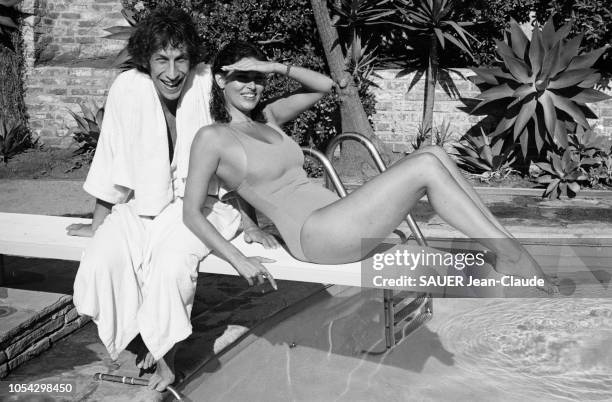 Los Angeles, Etats-Unis, septembre 1978 --- L'actrice américaine Raquel WELCH chez elle à Beverly Hills avec son compagnon, le réalisateur de...