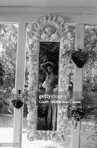 Los Angeles, Etats-Unis, septembre 1978 --- L'actrice américaine Raquel WELCH chez elle à Beverly Hills. Ici, l'actrice en maillot de bain se...