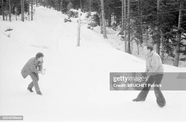 Le 11 janvier 1982 --- Jean-Louis TRINTIGNANT et sa compagne Mariane HOEPFNER, pilote de course, se relaxent en Haute-Loire lors de la reconnaissance...