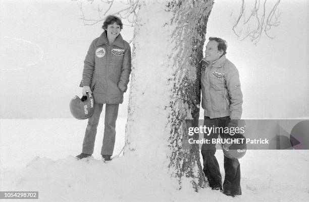 Le 11 janvier 1982 --- Jean-Louis TRINTIGNANT et sa compagne Mariane HOEPFNER, pilote de course, se relaxent en Haute-Loire lors de la reconnaissance...