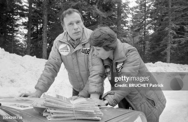 Le 11 janvier 1982 --- Jean-Louis TRINTIGNANT et sa compagne Mariane HOEPFNER, pilote de course, se relaxent en Haute-Loire lors de la reconnaissance...