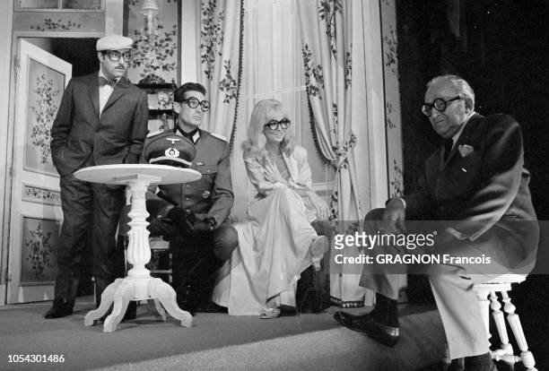 Paris, France - 12 septembre 1968 - La pièce "Gugusse" de Marcel ACHARD, mise en scène de Michel Roux, avec Michel SERRAULT, Georges MARCHAL et...