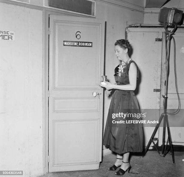 Paris, France - Mars 1954 - La comédienne Madeleine ROBINSON joue dans "N'importe quoi pour elle" de Steve Passeur, mise en scène de Georges Douking,...