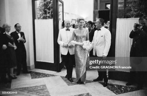 Monaco, août 1961, soirée de gala au profit de la Croix Rouge sous la présidence de la princesse Grace de Monaco au Monte Carlo Sporting Club : Ici,...