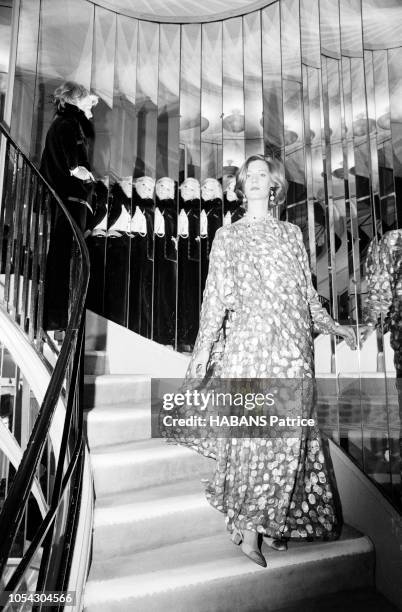 Paris, France, juillet 1971 --- Préparatif du défilé automne-hiver Chanel, rue Cambon avec les créations du styliste Gaston BERTHELOT . C'est la...