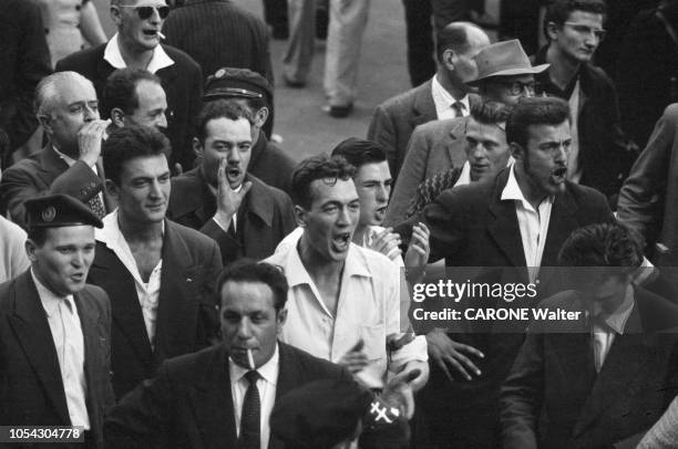 Paris, France, 4 septembre 1958 --- Place de la République, le général de Gaulle présente aux Français le projet de Constitution de la Ve République...