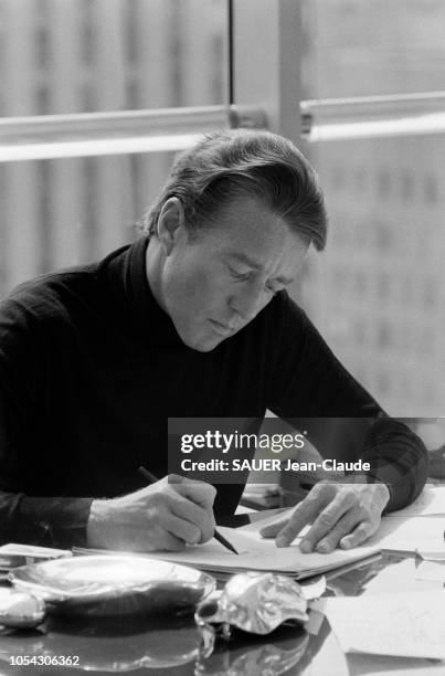 New York, Etats-Unis, 25 août 1980 --- Rendez-vous avec le créateur de vêtements HALSTON dans son bureau du 21è étage de l'Olympic Tower, sur la...