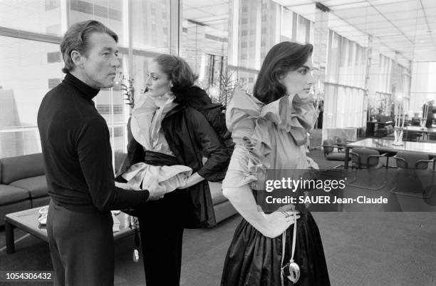 New York, Etats-Unis, 25 août 1980 --- Rendez-vous avec le créateur de vêtements HALSTON dans son bureau du 21è étage de l'Olympic Tower, sur la...