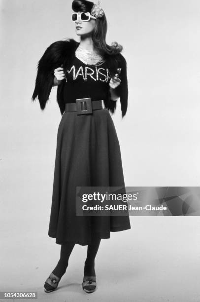 Séance photo en novembre 1971 avec Marisa BERENSON, actrice et cover-girl vedette qui pose avec quelques attributs de la mode "kitsch", mot né à...