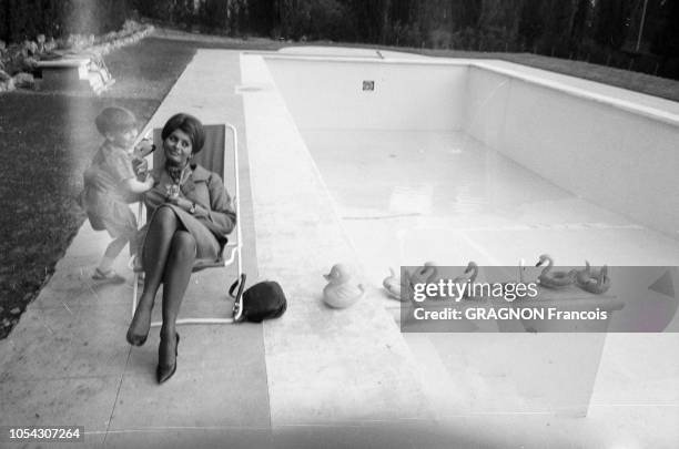 Le 14ème Festival de Cannes se déroule du 3 au 18 mai 1961 : attitude de Sophia LOREN assise au bord de la piscine presque vide, dans la villa louée...