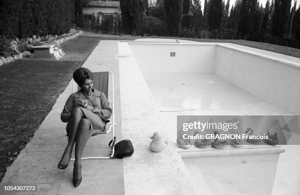 Le 14ème Festival de Cannes se déroule du 3 au 18 mai 1961 : attitude souriante de Sophia LOREN assise au bord de la piscine presque vide, dans la...