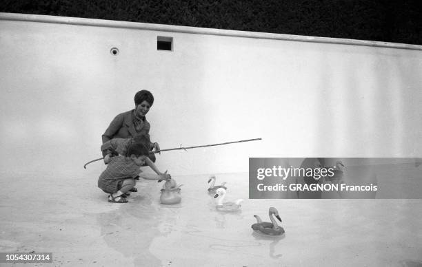 Le 14ème Festival de Cannes se déroule du 3 au 18 mai 1961 : attitude souriante de Sophia LOREN dans la villa louée avec son mari Carlo PONTI,...