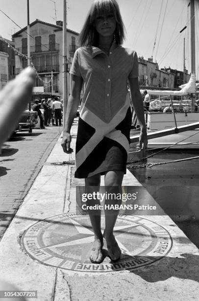 Rendez-vous à Saint-Tropez en 1965, où la mode courte a fait son apparition sur le port, sur la plage, dans un bar. Où la jeunesse danse le twist....