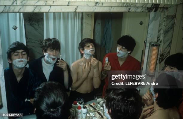 Paris, France - Janvier 1964 - Les BEATLES donnent une série de concerts à l'Olympia et s'installent à l'hôtel George-V. Ici, les quatre membres du...