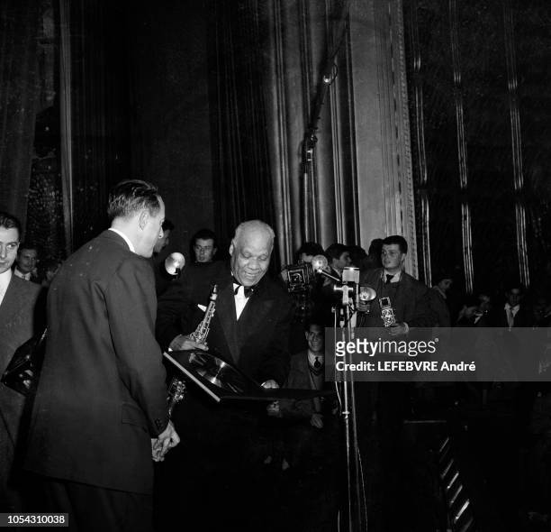 Paris, France, octobre 1955 --- Le clarinettiste américain Sidney BECHET donne un concert gratuit à l'Olympia pour fêter son millionième disque. Les...
