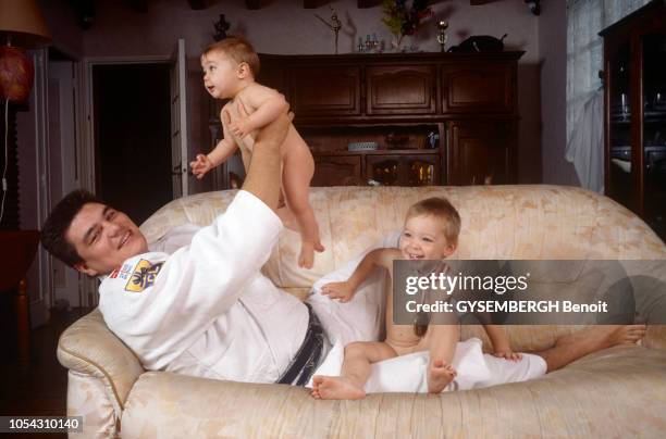 Le judoka David DOUILLET chez lui à Neufchâtel-en-Bray en Seine-Maritime le 11 octobre 1993. Avec sa femme Florence et leurs enfants Jérémie et...