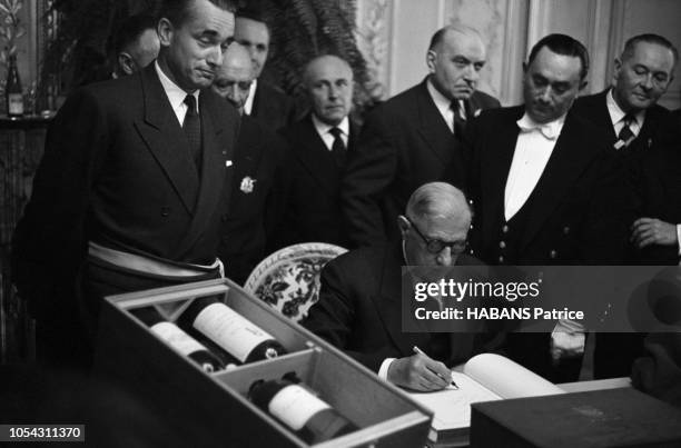 France, avril 1961 --- Charles DE GAULLE, président de la République française, visite les départements du Sud-Ouest du 12 au 16 avril. Ici, signant...