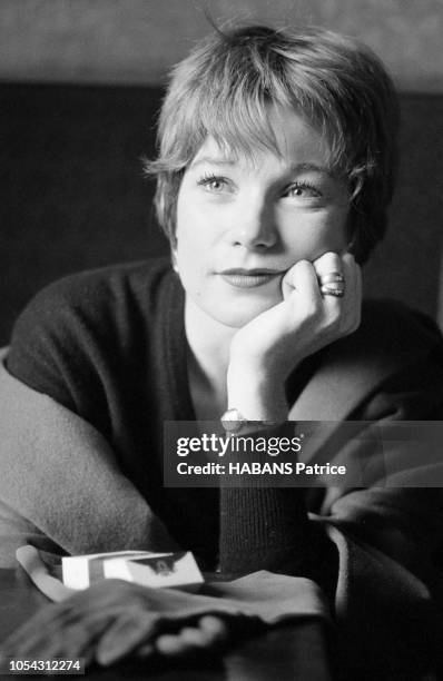 Londres, Royaume-Uni - Décembre 1961 - L'actrice américaine Shirley MAC LAINE en visite dans la capitale anglaise. Ici, en plan rapproché, assise à...