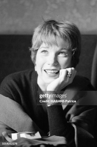 Londres, Royaume-Uni - Décembre 1961 - L'actrice américaine Shirley MAC LAINE en visite dans la capitale anglaise. Ici, en plan rapproché, assise à...