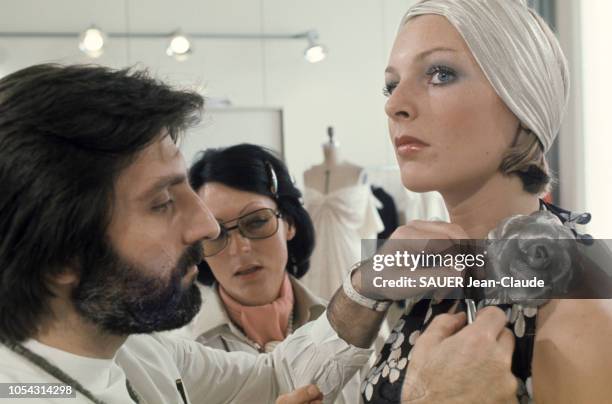 Paris, France, janvier 1973 --- Le couturier Emanuel UNGARO prépare la collection printemps-été 1973. Ici, le créateur ajustant une robe sur le...