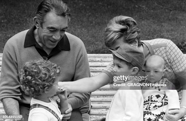 Septembre 1966 --- Anthony QUINN en famille dans le jardin de sa villa, avec son épouse Yolanda et leurs trois enfants Francesco, Danny et Lorenzo....