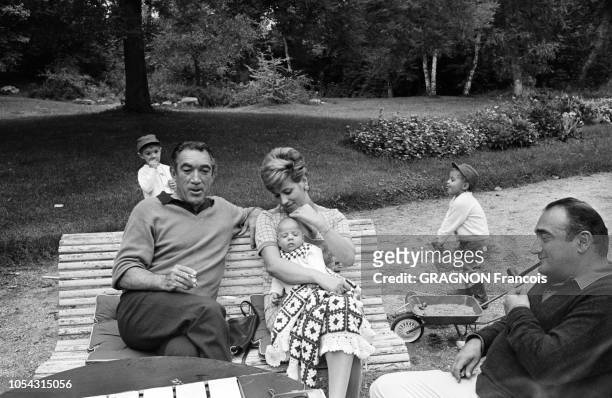 Septembre 1966 --- Anthony QUINN en famille dans le jardin de sa villa, avec son épouse Yolanda et leurs trois enfants Francesco, Danny et Lorenzo....
