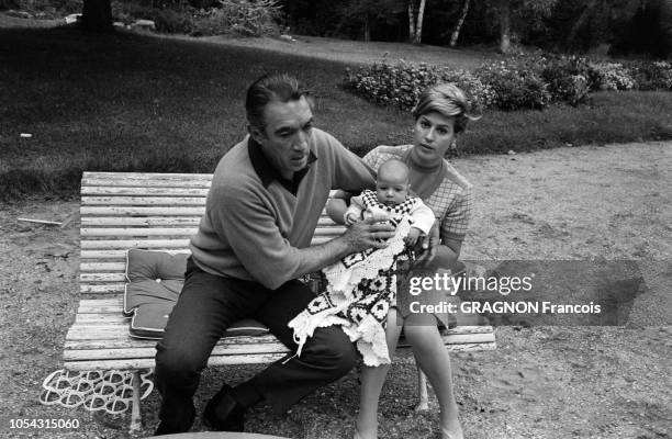 Septembre 1966 --- Anthony QUINN en famille dans le jardin de sa villa, avec son épouse Yolanda et leurs trois enfants Francesco, Danny et Lorenzo....