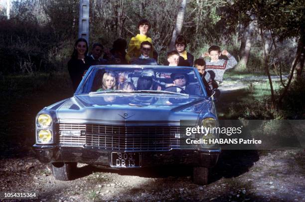 Avignon, France, mars 1967 --- Entre deux concerts à l'étranger, la chanteuse Mireille MATHIEU est passée par Avignon pour rendre visite à ses...