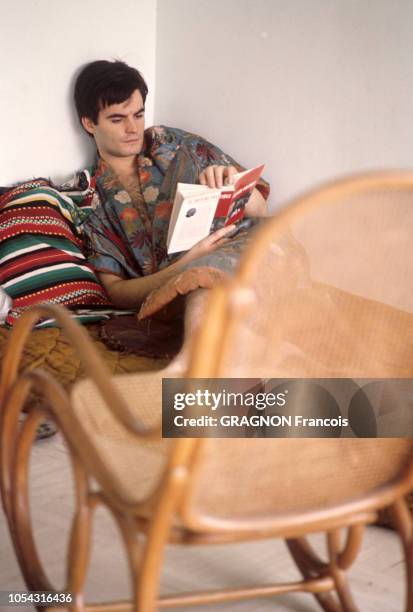 Evry-Petit-Bourg, France - Mars 1964 - Rendez-vous avec l'acteur Jean-Claude DROUOT avec sa femme Claire et leurs enfants Sandrine et Olivier ....